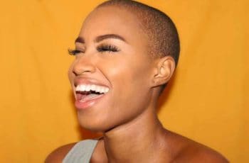 Carboblan Funciona Mulher Sorrindo
