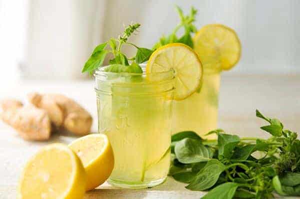 água de limão com gengibre